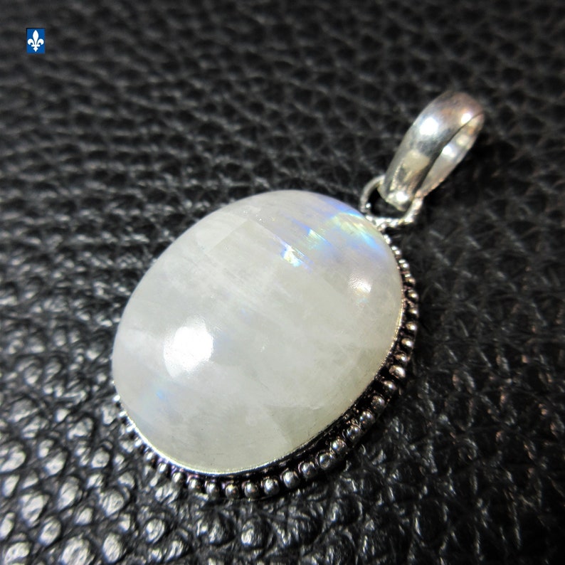 Nice Moonstone /& .925 Plated Silver Ovale Pendant