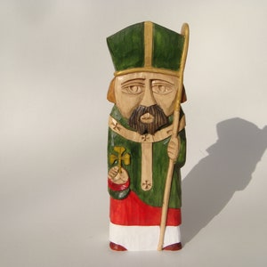 聖パトリック アイルランドの守護聖人。アイルランドのシンボルであるシャムロック（三つ葉のクローバー）。鍛冶屋と鉱夫の守護聖人。手作りの彫刻。