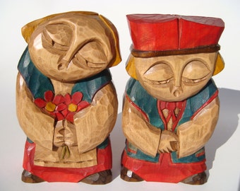 Un par de esculturas de madera hechas a mano de SOLOISTS folk de Cracovia
