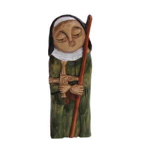 Saint Irish BRIDGET de Kildare, padroeiro irlandês ao lado da escultura de madeira feita à mão por São Patrício