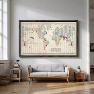 Puede incluir: Un mapa del mundo enmarcado con una estética vintage, que presenta una representación detallada de los continentes y las zonas horarias. El mapa utiliza un sistema codificado por colores con tonos rosas, azules y morados. El marco es oscuro y el mapa se muestra en una pared blanca.