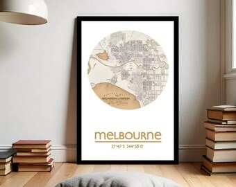 Puede incluir: Impresión enmarcada que presenta un mapa antiguo de Melbourne, Australia, en un diseño circular. El mapa está en tonos beige y gris, con el nombre de la ciudad y las coordenadas en letras doradas. La impresión está en un marco negro.