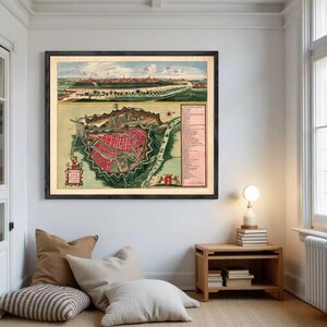 Può includere: Un set di tre tazze in ceramica con finitura opaca e macchiettata. Le tazze sono nei toni del crema, grigio chiaro e grigio scuro. Ogni tazza ha un design semplice e minimalista e un manico arrotondato.