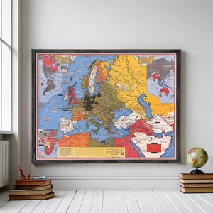 Puede incluir: Un mapa vintage enmarcado de Europa, que muestra los países en diferentes colores. El mapa está colocado contra una pared blanca, con un globo terráqueo y libros en primer plano. El marco es de madera oscura.