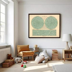 Könnte beinhalten: Eine gerahmte Vintage-Himmelskarte mit schwarzem Rahmen. Die Karte zeigt zwei große kreisförmige Diagramme und einen rechteckigen Abschnitt darunter, alles in Grüntönen auf cremefarbenem Hintergrund. Der Raum umfasst einen Stuhl, Bücher und eine Lampe.