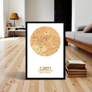 Può includere: Una stampa incorniciata con una mappa vintage di Caen, Francia, in un design circolare. La mappa è in tonalità beige e marrone, su sfondo bianco. La parola "caen" è stampata in marrone sotto la mappa, con le coordinate.