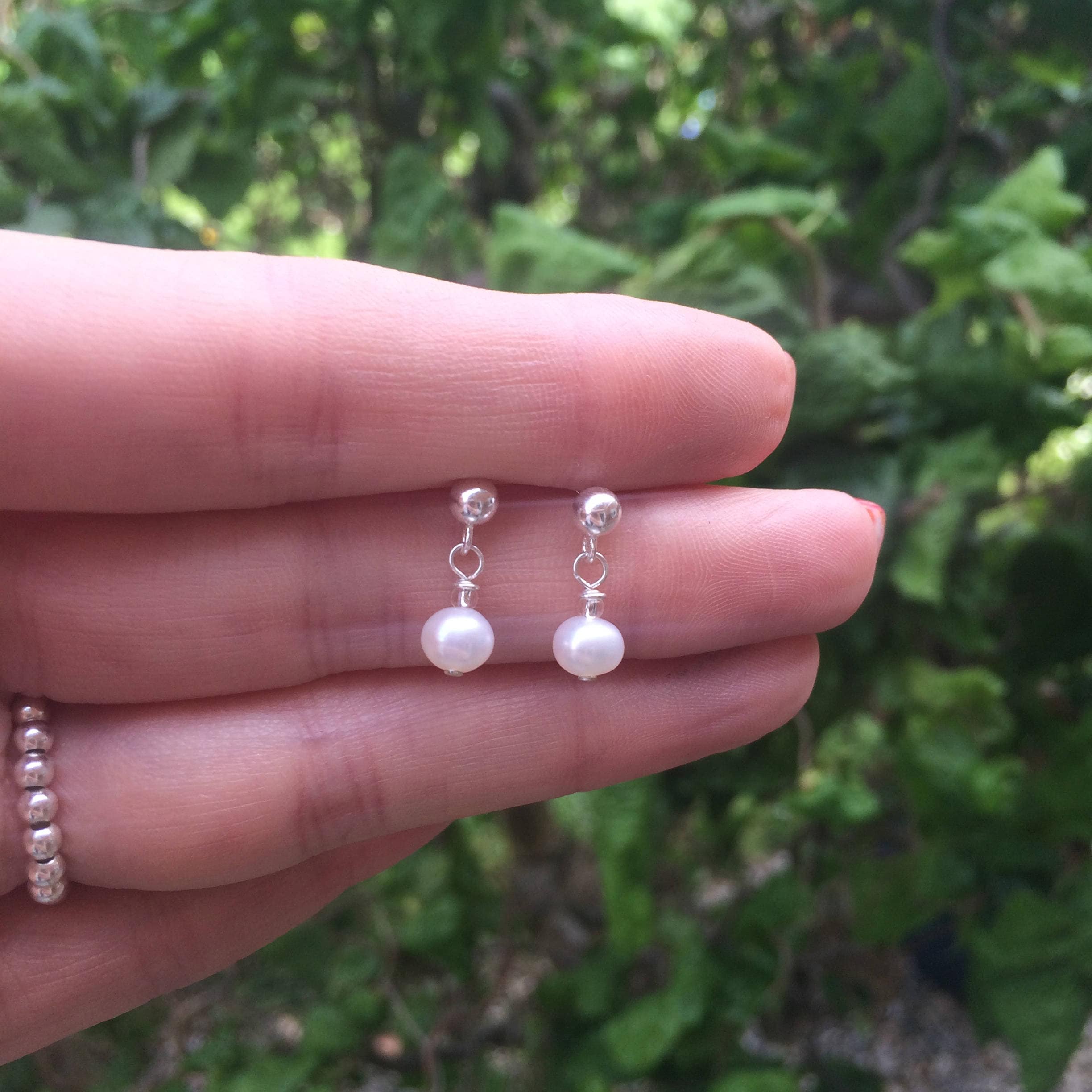 Dainty pearl hotsell drop earrings