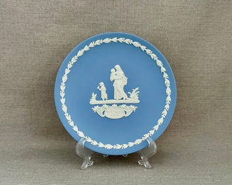 WEDGWOOD MOTHERS Day Plate Fresh White on Blue JASPERWARE 1974 w Classical Bas Relief Center & Border made in England Home Accent Mom Gift