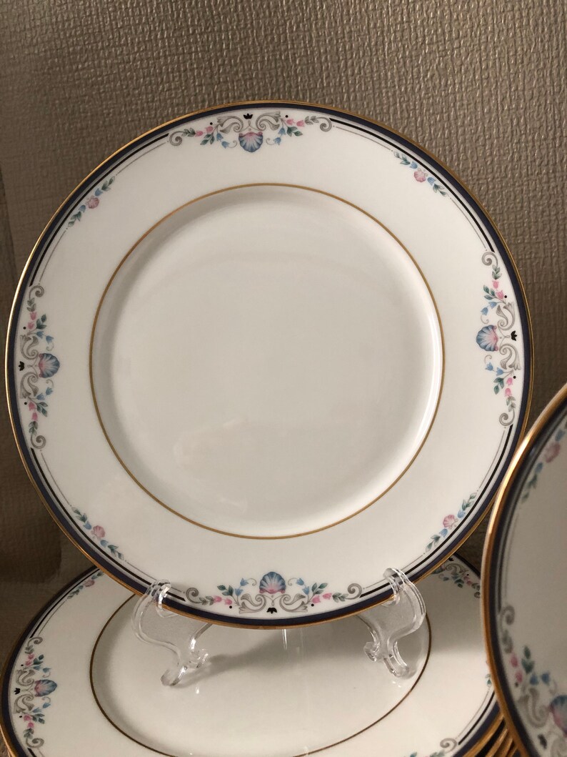 Set of 8 LENOX Sabrina 8 Wide Gold Trim Salad or Dessert Plates Vintage Bone China Blue Shell Bridal Wedding Shower Gift