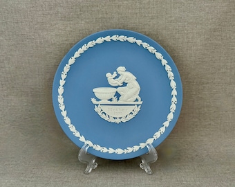 WEDGWOOD MOTHERS Day Plate Fresh White on Blue JASPERWARE 1973 w Classical Bas Relief Center & Border made in England Home Accent Mom Gift