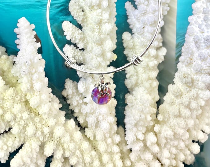 Silver Knot wire bracelet with bead and turtle charm