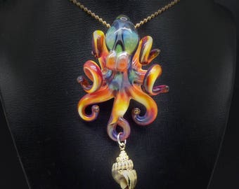 The Shell Catcher Kraken Collectible Wearable Boro Glass Octopus Collier / Sculpture réalisée sur commande