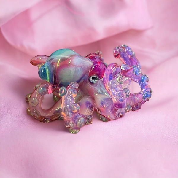 Collar/escultura coleccionable de pulpo de cristal Boro con piedra lunar rosa, modelo Little Pink Moonstone Kraken, hecho a medida.