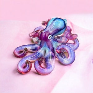 Collar/Escultura coleccionable de pulpo de vidrio borosilicato Pink Moonlight Kraken, hecho a pedido.