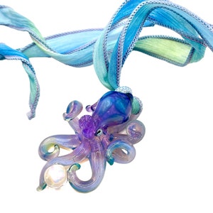 De etherische Opal Catcher Kraken Collectible Wearable Boro Glass Octopus ketting / sculptuur op bestelling gemaakt
