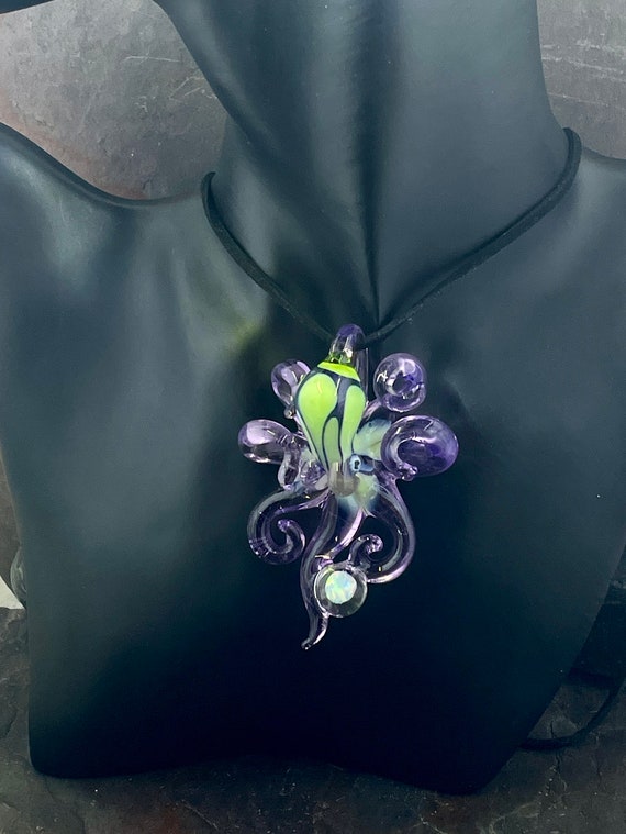 ワールド オンラインストア The Venom Boro Wearable Collectible Kraken Catcher Opal ネックレス・ペンダント