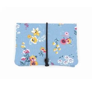 Blaue Tabaktasche mit Blumen