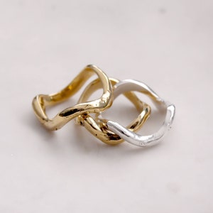 Wavy organic ring, squiggle liquid ring, irregular ring