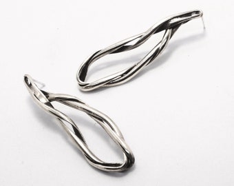 Pendientes abstractos de plata de ley oxidada con diseño de espiral, joyería escultural llamativa.