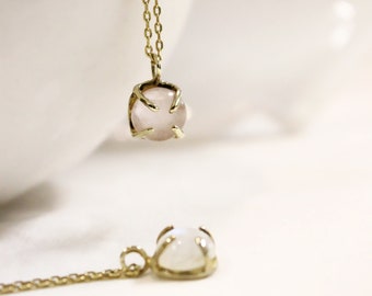 Collana con ciondolo piccolo, dorato, con pietra portafortuna e cristalli, minimal e delicato.