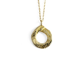 Delicate necklace gold, minimal circle pendant