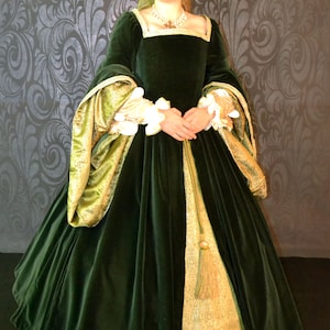 Custom Tudor/Elizabethan Gown