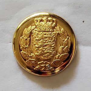 Round Plastic Gold Color Raised Coat of Arms Matte Center - Shank Back Vintage Buttons 30L - 3/4" - 19mm Craft Clothing Jewelry( B178B)