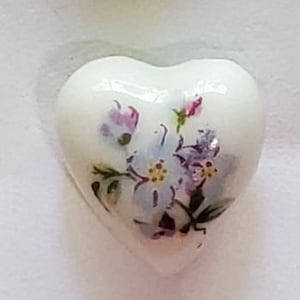 White Porcelain Heart Violet Bouquet - Shank Back ANTIQUE BUTTON 22L - 11/20" - 14mm Craft Jewelry Clothing Sewing Knit Crochet (B167A)