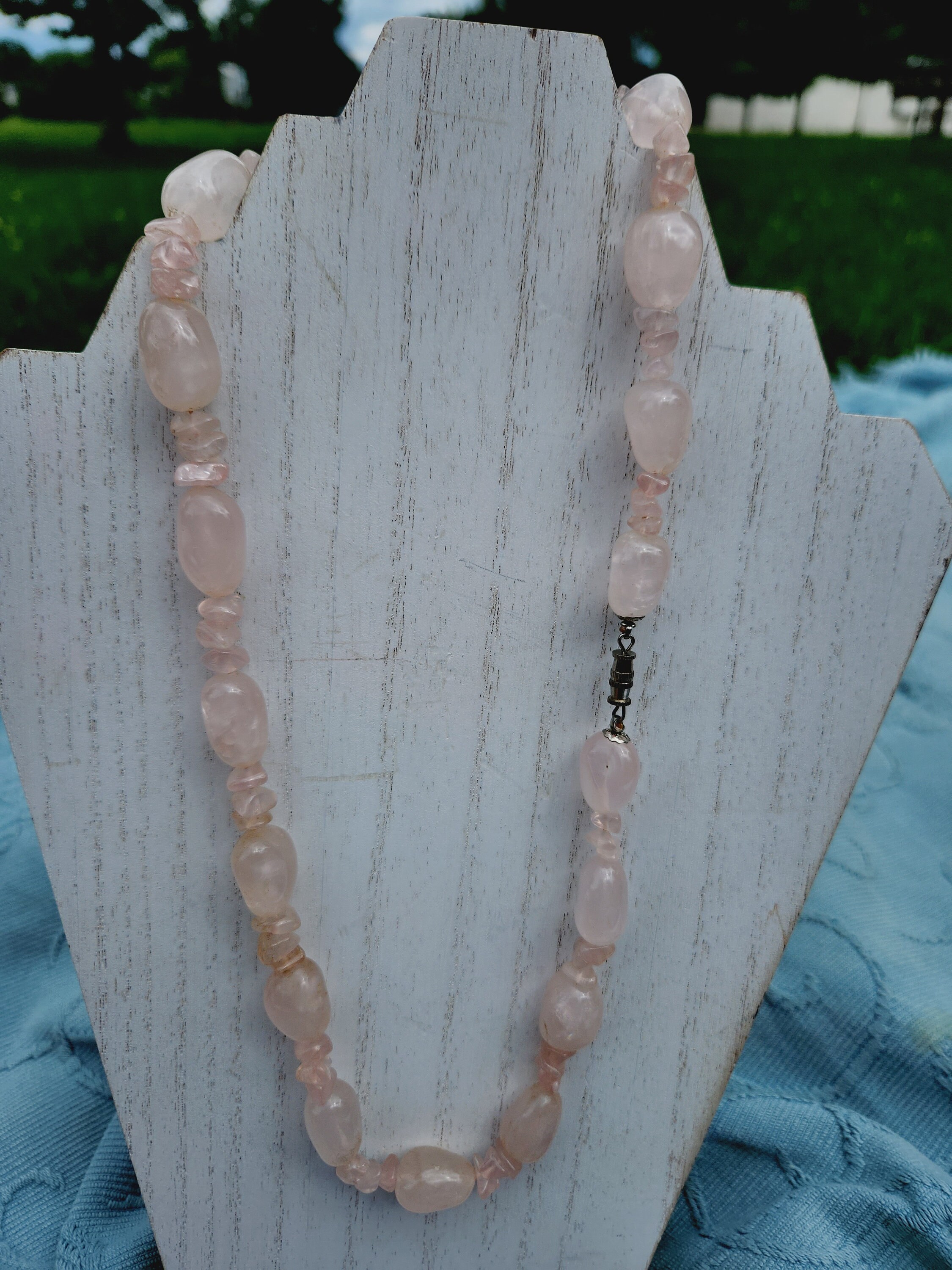 Collier de perles rétro vintage avec corail rose poli et éclats de quartz rose - France