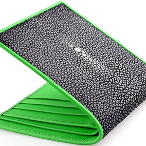Portefeuille en galuchat noir et vert → Portefeuille en cuir de galuchat véritable→ Portefeuille en galuchat noir avec intérieur en cuir de veau vert citron