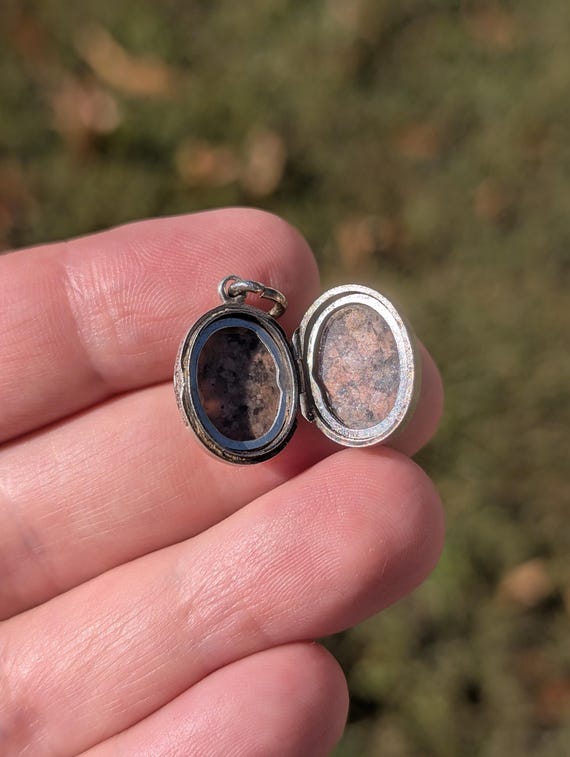 ANTIQUE Solid Sterling Silver Stone Egg Locket: A… - image 3