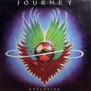 Może przedstawiać: Okładka albumu zespołu Journey, z napisem „Journey” u góry. Grafika przedstawia centralną czerwoną kulę z górską scenerią, otoczoną zielonymi i czerwonymi skrzydłami z piór, a na dole napis „Evolution”.