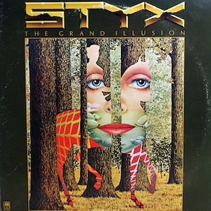 以下が含まれることがあります： Styxの「The Grand Illusion」のアルバムカバー。アートワークは、背景に木々があり、2つに分かれた顔のシュールなイメージを特徴としています。バンド名「STYX」は、上部に金色の文字で表示されています。