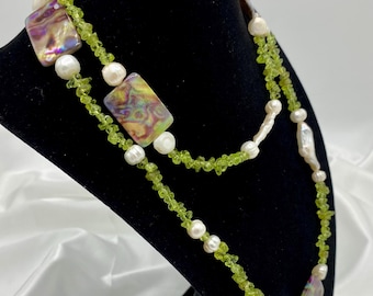 Collana vintage con pietra preziosa di peridoto, madreperla, perla d'acqua dolce, 34"