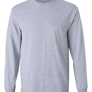 Op de afbeelding: Een heather grijze longsleeve t-shirt met ronde hals. Het shirt heeft een klassieke pasvorm met geribde manchetten en een ronde hals. De stof lijkt een zacht, comfortabel materiaal te zijn, geschikt voor vrijetijdskleding. Het shirt is effen van kleur zonder zichtbare afbeeldingen.