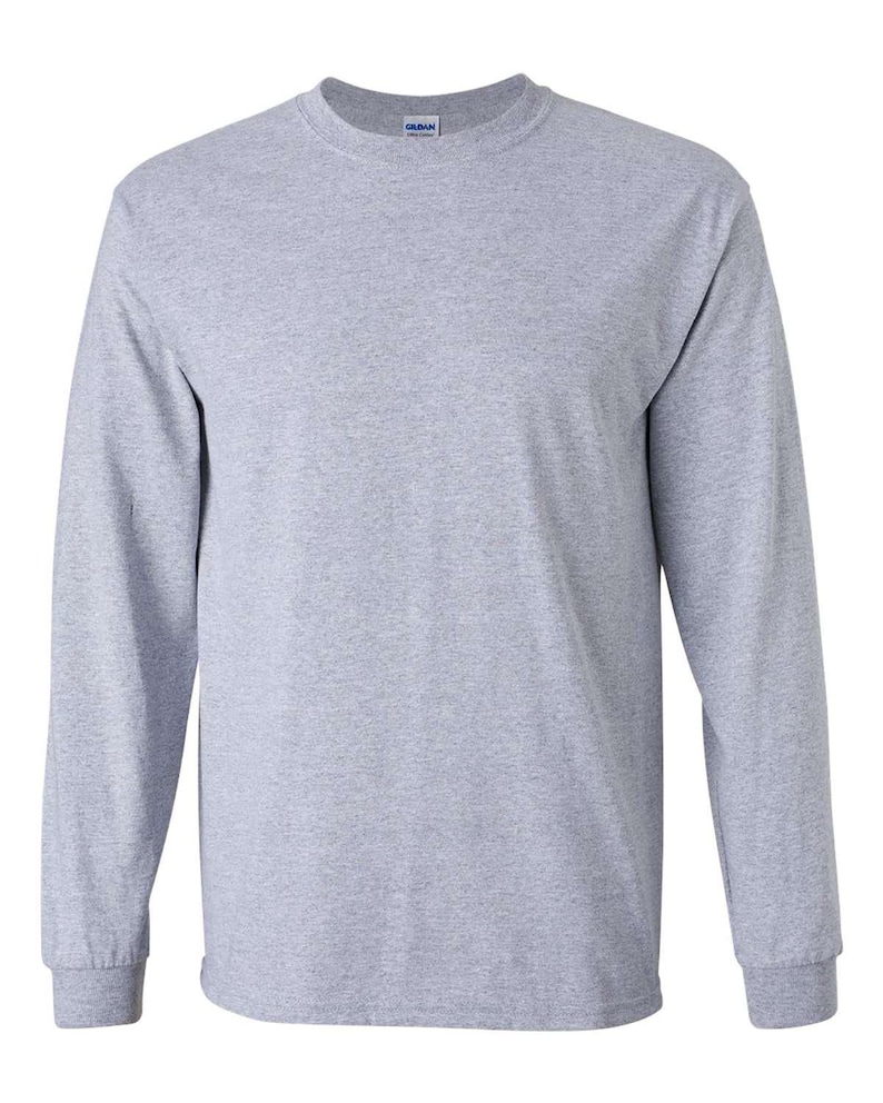 Op de afbeelding: Een heather grijze longsleeve t-shirt met ronde hals. Het shirt heeft een klassieke pasvorm met geribde manchetten en een ronde hals. De stof lijkt een zacht, comfortabel materiaal te zijn, geschikt voor vrijetijdskleding. Het shirt is effen van kleur zonder zichtbare afbeeldingen.