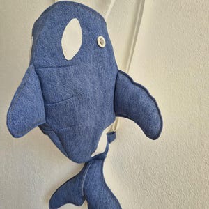 Zaino Orka in jeans azzurro chiaro, borsa in denim realizzata con denim riciclato in modo sostenibile.