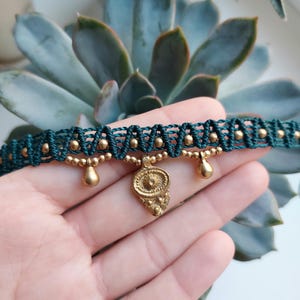 Cavigliera in macramè con ciondolo a mezzaluna in ottone: gioielli boho, macramè fatto a mano