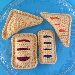 Puede incluir: Cuatro bolsillos de repostería tejidos a crochet con rellenos de diferentes colores. Los bolsillos son beige y los rellenos son amarillos, naranjas, rojos y azules.