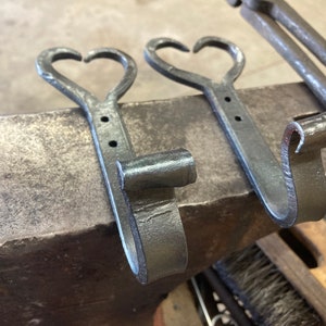 Gancho de corazón forjado por herrero, hecho a mano, sombrero de cocina rústico, acero, montado en la pared