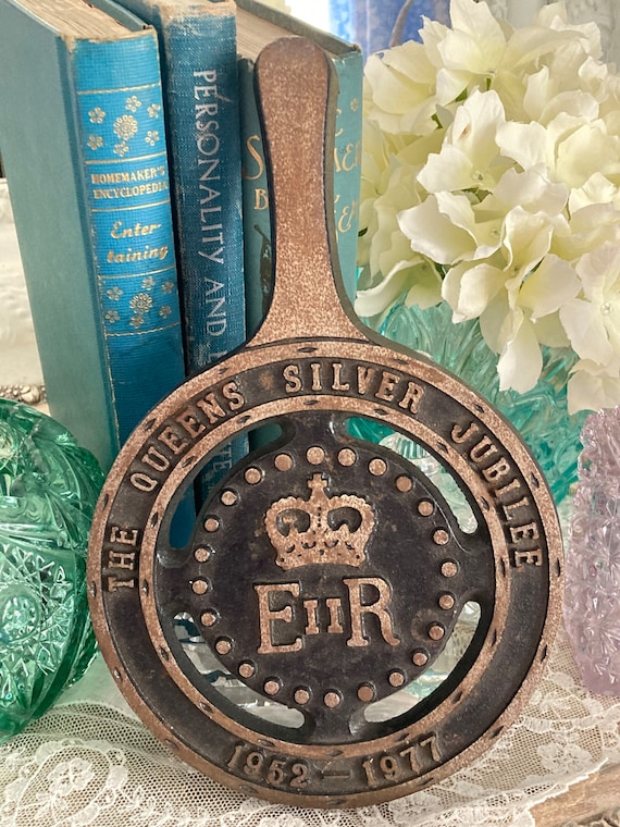 Vintage Queen Elizabeth Silver Jubilee Souvenir Cast Iron Trivet Made In Belper England 8 x 5 1952-1977