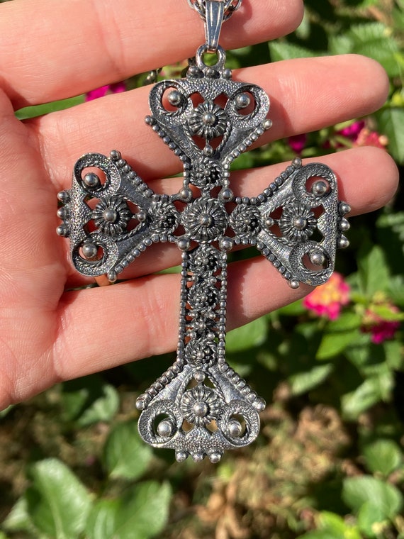 Vintage 1974 Sarah Coventry Antique Silver Tone Limited Edition Cross With Chain