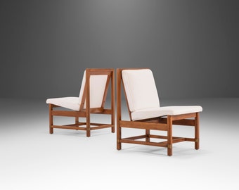 Set of Two (2) Oak Accent Chairs by Hickory Newly Upholstered in Knoll Ivory Boucle Fabric, USA, c. 1960's