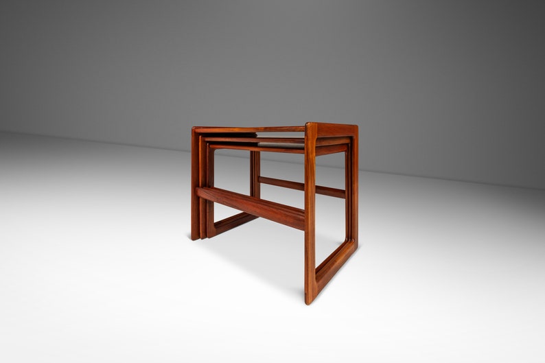 Set of Three 3 Danish Modern Nesting Tables in Teak by Arne Hovmand-Olsen for Mogens Kold, Denmark, c. 1960's Bild 4