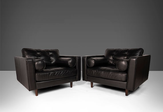 A Set of Two 2 Tufted Club Chairs in the Manner of Walter Knoll