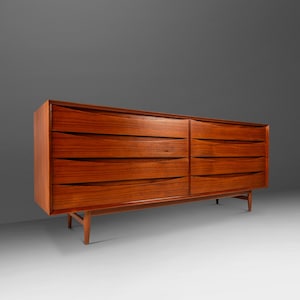 Danish Mid-Century Modern 8-Drawer &#39;Triennale&#39; Mod. L-32-6 Dresser / Credenza in Teak, by Arne Vodder for Sibast Mobler, Denmark, c. 1950s