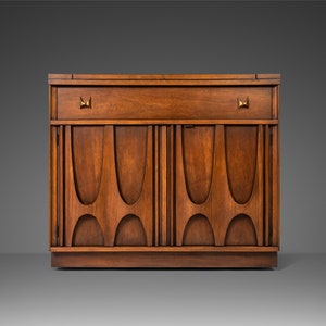 Mid Century Modern Expanding Brasilia Bar in Walnut by Broyhill, USA, c. 1960s