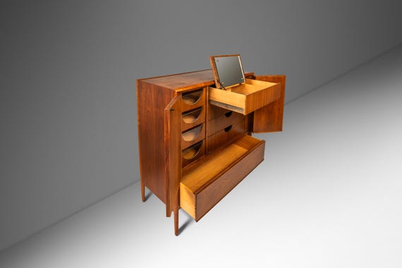 Mid-Century Modern Gentlemen's Dresser in Walnut by Barney Flagg for Drexel, Parallel Line, USA, c. 1960's