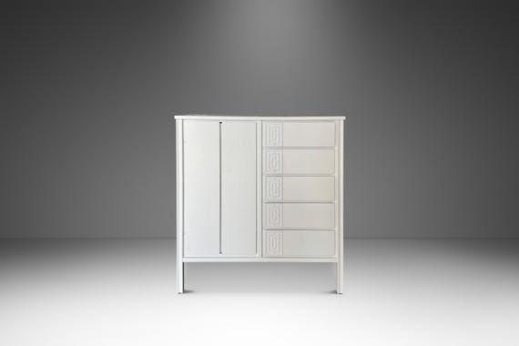 Mid-Century Modern Gentlemen's Dresser / Chest of Drawers in Walnut by Dixie, USA, c. 1960s
