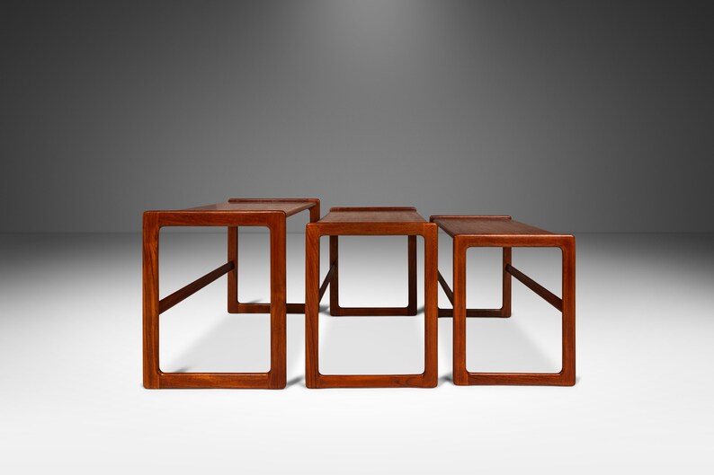 Set of Three 3 Danish Modern Nesting Tables in Teak by Arne Hovmand-Olsen for Mogens Kold, Denmark, c. 1960's Bild 1